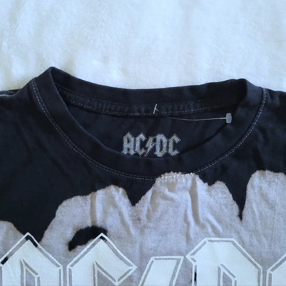 AC⚡DC Bleached "Back in Black"🖤 Graphic Tee👕 - NWOT - Picture 4 of 12